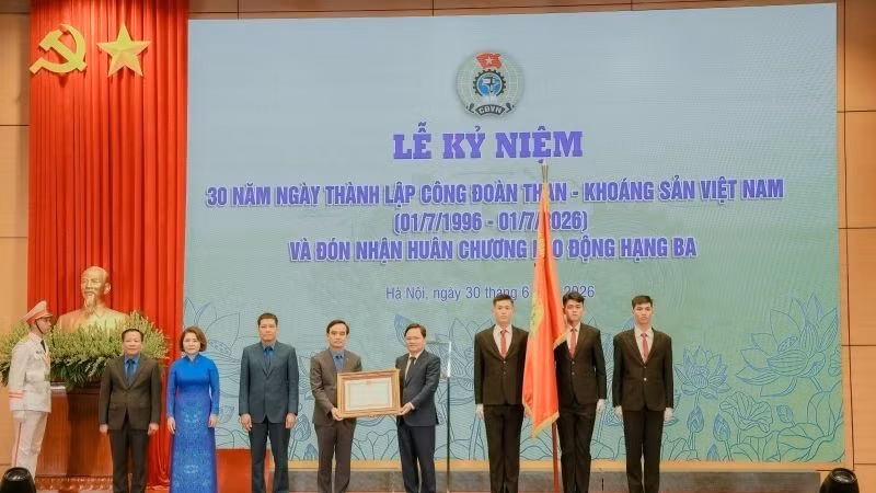 Công đoàn Than-Khoáng sản Việt Nam đón nhận Huân chương Lao động hạng Ba lần thứ 2.