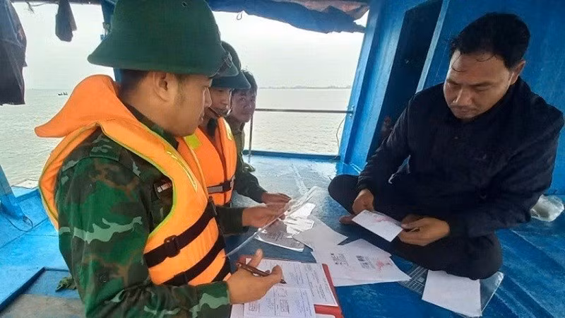Tổ công tác Đồn Biên phòng Quỳnh Phương kiểm tra giấy tờ tàu đánh bắt hải sản trên vùng biển Nghệ An.