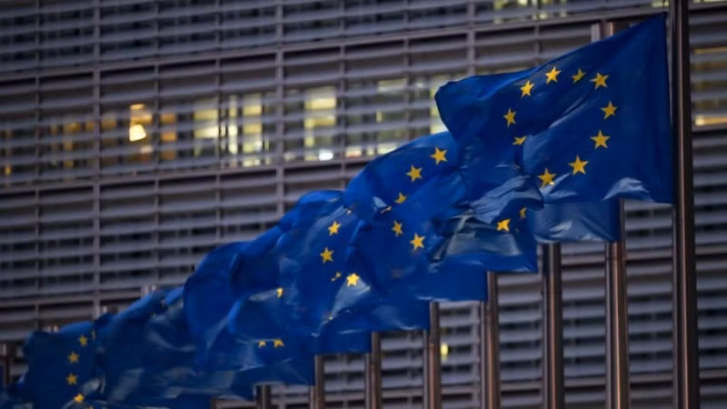 Cờ EU tung bay bên ngoài Trụ sở Ủy ban châu Âu ở Brussels, Bỉ. (Ảnh: Xinhua)