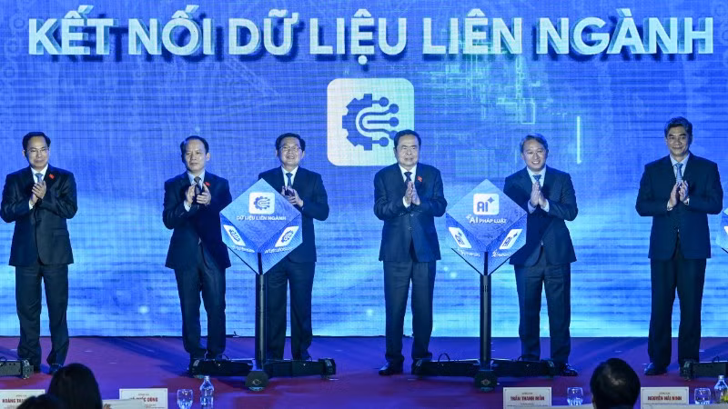 Chủ tịch Quốc hội Trần Thanh Mẫn và đại biểu thực hiện nghi thức ra mắt phiên bản chính thức của Cổng Pháp luật quốc gia. (Ảnh: DUY LINH)
