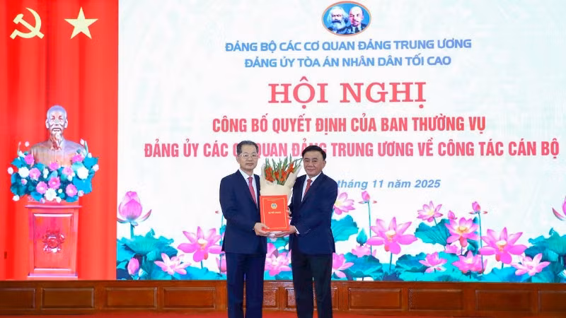 Thường trực Ban Bí thư Trần Cẩm Tú trao quyết định cho đồng chí Nguyễn Văn Quảng. (Ảnh: MAI ĐỈNH)