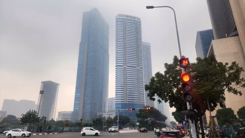 “Màn sương” bụi mịn độc hại bao phủ Hà Nội những ngày qua. (Ảnh MAI MAI)