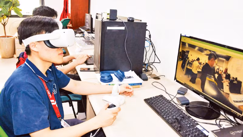 Sinh viên Đại học Bách khoa tham gia lớp học thực tế ảo demo. (Ảnh TRƯƠNG HƯƠNG)