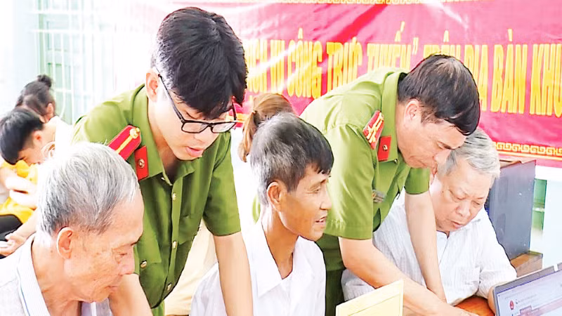 “Điểm dịch vụ công trực tuyến” hỗ trợ người dân sử dụng các dịch vụ công trực tuyến. (Ảnh Công an tỉnh Thanh Hóa)