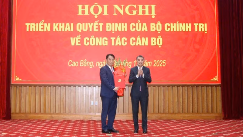 Đồng chí Lê Minh Hưng, Trưởng Ban Tổ chức Trung ương trao quyết định và tặng hoa chúc mừng đồng chí Phan Thăng An.