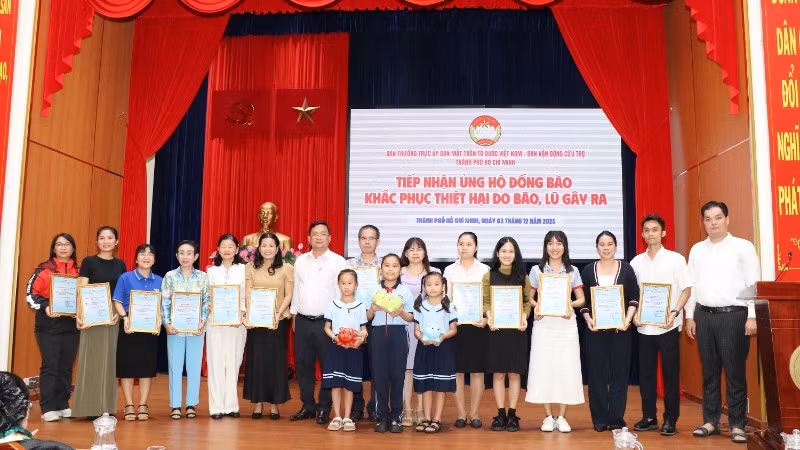24 đơn vị, tổ chức, cá nhân đã tới ủng hộ với số tiền hơn 20 tỷ đồng trong chiều 3/12.