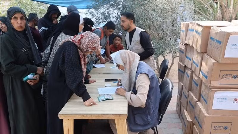 Người dân Gaza nhận hàng cứu trợ nhân đạo. (Ảnh: UN NEWS)