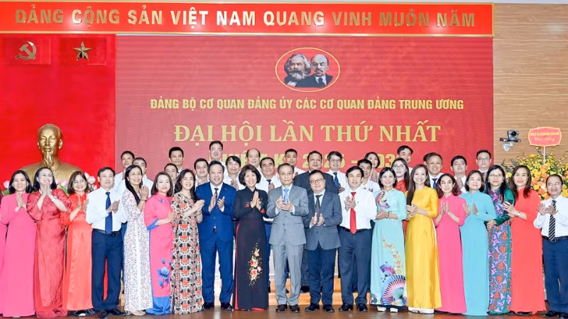 Đồng chí Lê Hoài Trung, Bí thư Trung ương Đảng, Chánh Văn phòng Trung ương Đảng với các đại biểu, đảng viên tại Đại hội cơ quan Đảng ủy các cơ quan Đảng Trung ương nhiệm kỳ 2025-2030. (Ảnh ĐĂNG KHOA)