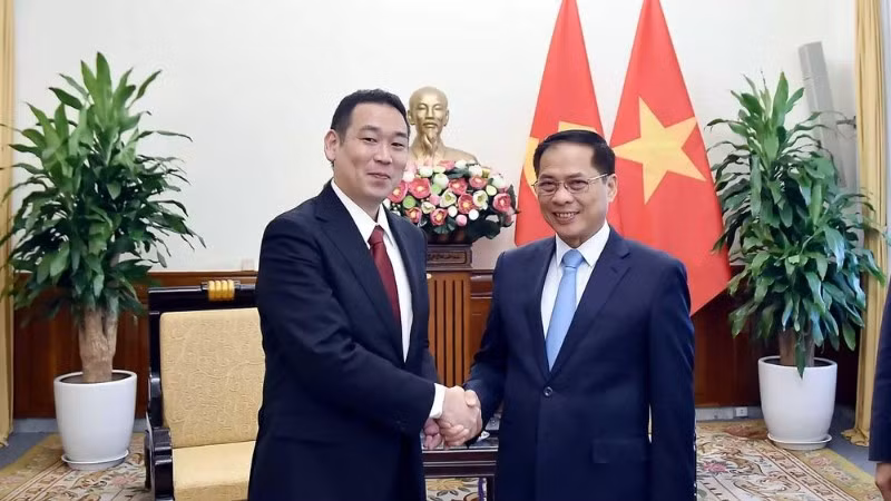 Phó Thủ tướng, Bộ trưởng Ngoại giao Bùi Thanh Sơn tiếp Đoàn đại biểu Đảng Cộng sản Nhật Bản, do đồng chí Tanaka Yu, Phó Chủ tịch Đoàn Chủ tịch dẫn đầu. (Ảnh: QUANG HÒA/Thế giới & Việt Nam)
