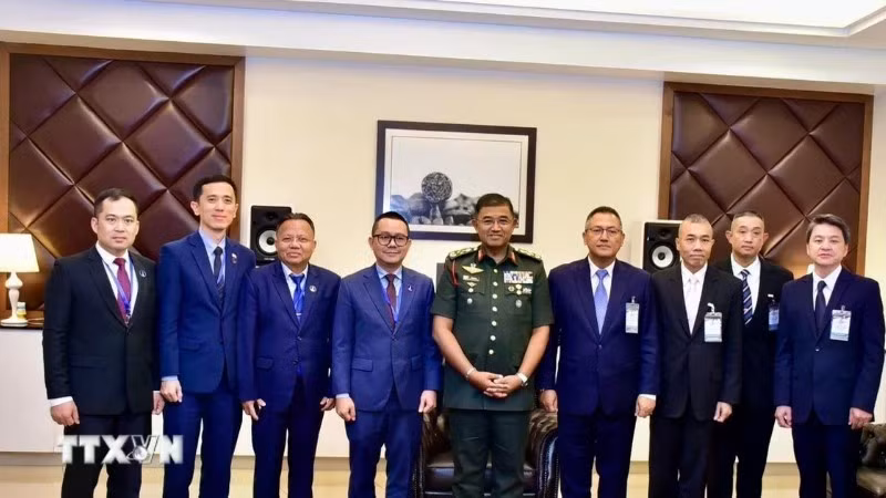 Tổng Tham mưu trưởng Lực lượng vũ trang Malaysia, Đại tướng Mohd Nizam bin Hj Jaffar (giữa) cùng Trưởng đoàn Thái Lan Trung tướng Nuttapong Praokaew (bên cạnh phải) và Trưởng đoàn Campuchia Thiếu tướng Sin Sokha (bên cạnh trái) cùng các thành viên của hai đoàn. (Ảnh: TTXVN phát)