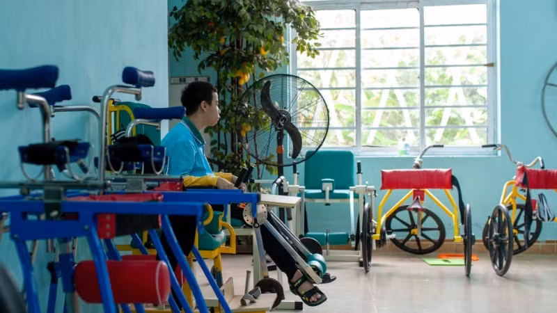 Nạn nhân chất độc da cam bị khuyết tật vận động tại Trung tâm Bảo trợ nạn nhân chất độc da cam và trẻ em bất hạnh thành phố Đà Nẵng.