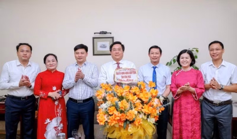Chủ tịch Ủy ban nhân dân tỉnh Trần Duy Đông thăm, chúc mừng Văn phòng đại diện Báo Nhân Dân.