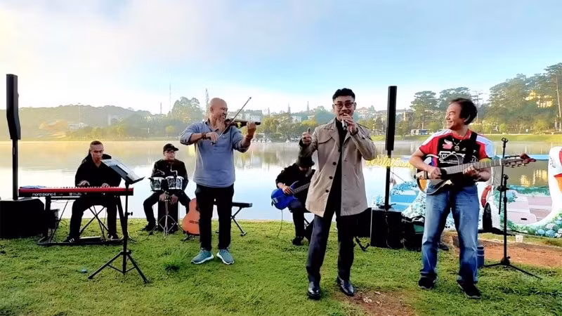 Nhóm nhạc thường biểu diễn bên hồ Xuân Hương, trung tâm tỉnh Lâm Đồng vào thời điểm sáng sớm. (Ảnh minh họa)