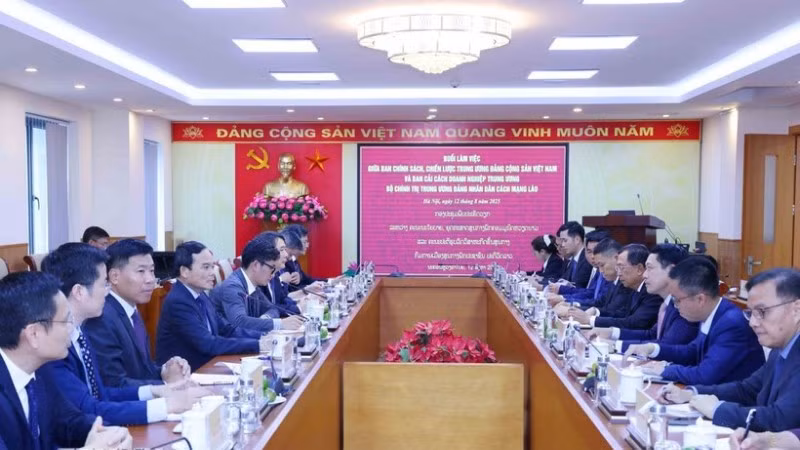 Đồng chí Trần Lưu Quang, Bí thư Trung ương Đảng, Trưởng Ban Chính sách, chiến lược Trung ương làm việc và trao đổi kinh nghiệm với Đoàn Ban Cải cách Doanh nghiệp Trung ương Đảng Nhân dân Cách mạng Lào. (Ảnh: Phương Hoa/TTXVN)