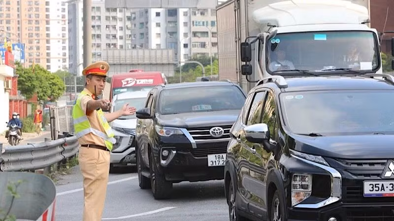 Cảnh sát giao thông điều hành giao thông tại các tuyến đường cửa ngõ Thủ đô. (Ảnh: PHONG ANH)