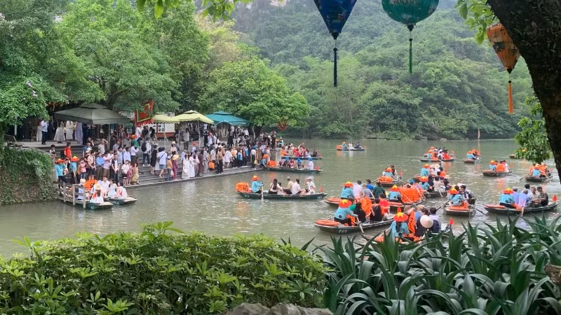 Du khách nườm nượp đổ về Ninh Bình. (Ảnh: tienphong.vn)
