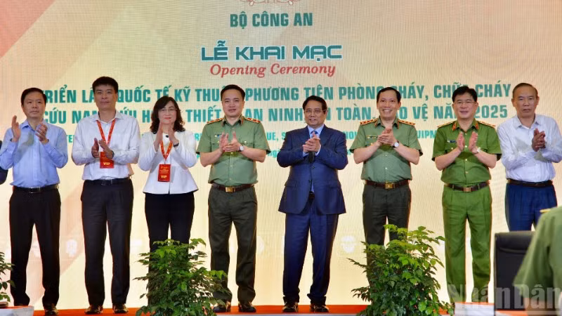 Thủ tướng Phạm Minh Chính và các đồng chí lãnh đạo tại Lễ khai mạc triển lãm.