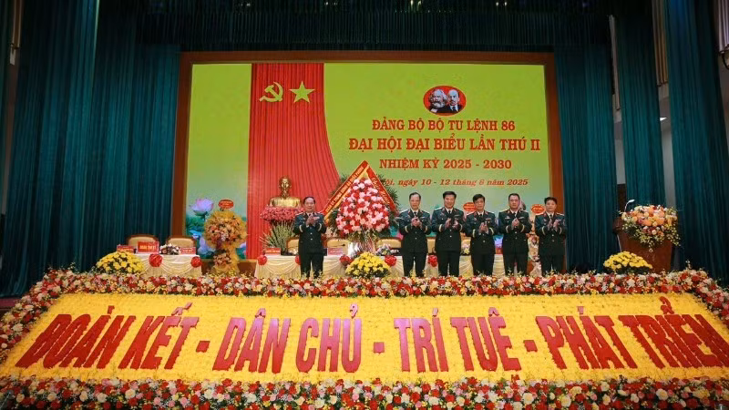 Thượng tướng Lê Huy Vịnh tặng hoa chúc mừng Đại hội Đại biểu Bộ Tư lệnh 86 nhiệm kỳ 2025-2030.