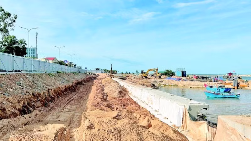 Nhiều hệ thống đê kè được các địa phương gấp rút thi công, bảo đảm phòng, chống lụt bão. (Ảnh minh họa)