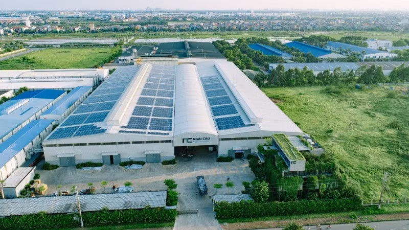 Doanh nghiệp lắp đặt hệ thống điện mặt trời áp mái để tiết giảm chi phí tiền điện.