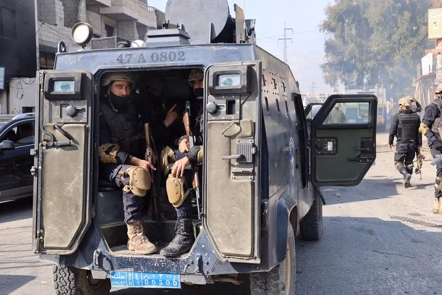 Các thành viên của lực lượng an ninh Syria tuần tra trên một con phố ở tỉnh Latakia, tây bắc Syria, ngày 9/3/2025. (Ảnh: Tân Hoa xã)