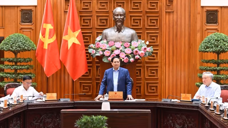 Thủ tướng Phạm Minh Chính chủ trì cuộc họp của Thường trực Chính phủ về khắc phục hậu quả thiên tai sau bão số 11. (Ảnh: TRẦN HẢI)