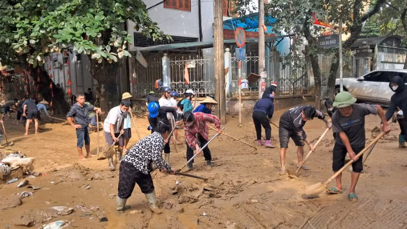 Người dân các tổ vùng cao thuộc phường Hà Giang 1, tỉnh Tuyên Quang xuống phố hỗ trợ người dân khắc phục hậu quả mưa lũ.