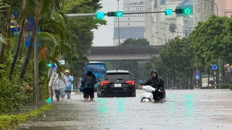 Khu vực tuyến phố Dương Đình Nghệ - Vành đai 3 trên cao (đoạn gần tòa nhà Keangnam) ngập sâu trong nước. (Ảnh: NGUYỄN HẢI)
