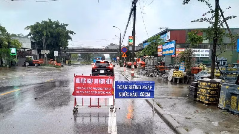 Hà Nội vẫn còn một số điểm ngập, tạm thời cấm phương tiện qua lại.