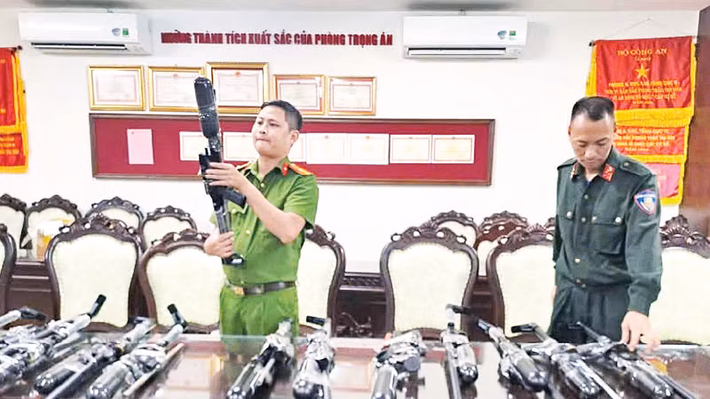 Cán bộ Cục Cảnh sát hình sự khám xét khẩu súng do Ngô Quang Vỹ và đồng phạm chế tạo, mua bán. (Ảnh: Công an cung cấp)