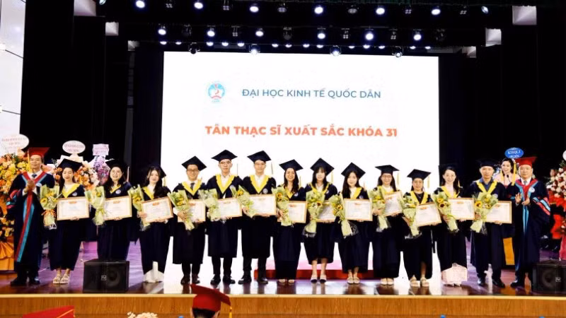 Lãnh đạo Đại học Kinh tế quốc dân trao bằng khen cho học viên khóa 31 có thành tích học tập xuất sắc. (Ảnh: TUẤN ANH)