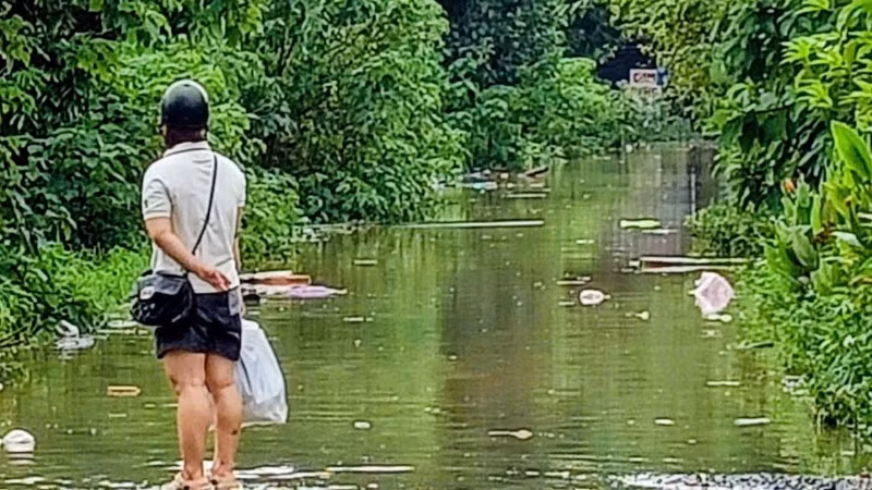 Đường vào Miêu Nha vẫn còn ngập rất sâu. (Ảnh: VĂN THỊNH)