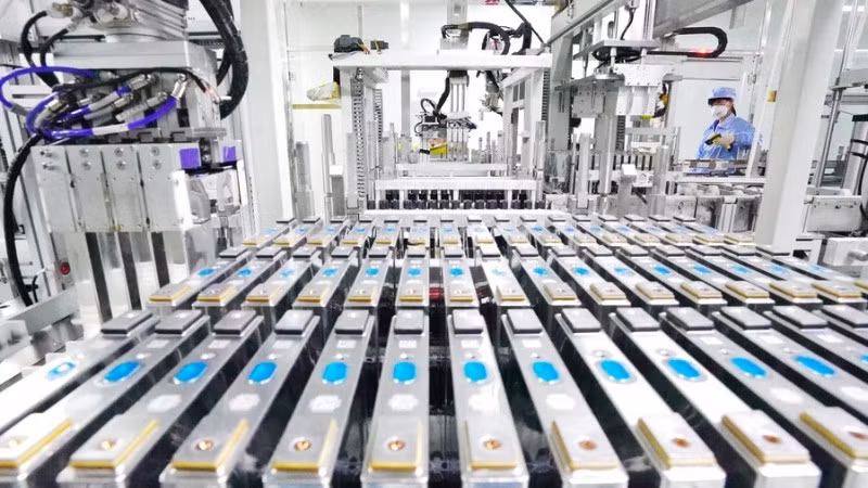 Công nhân làm việc trên dây chuyền sản xuất tại một nhà máy sản xuất pin lithium ở Đường Sơn, tỉnh Hà Bắc, miền bắc Trung Quốc. (Ảnh: Tân Hoa xã) 