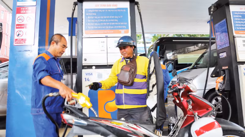 Giá xăng ở hầu hết các cây xăng tại Thành phố Hồ Chí Minh đã niêm yết 31.000 đồng/lít từ ngày 23/3. (Ảnh: THẾ ANH)