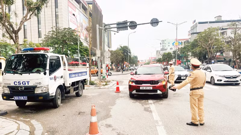 Lực lượng Cảnh sát giao thông tỉnh Thanh Hóa tuần tra, xử lý phương tiện vi phạm dịp Tết. (Ảnh: MAI LUẬN)