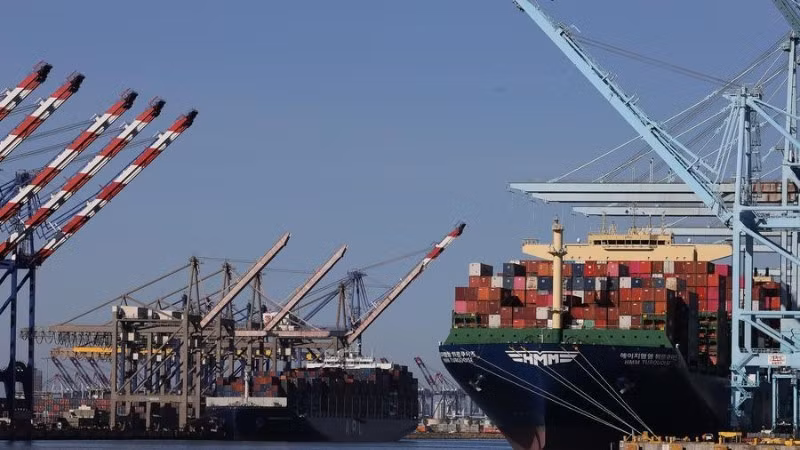  Hàng hóa tại cảng Los Angeles, bang California, Mỹ. (Ảnh: Xinhua)