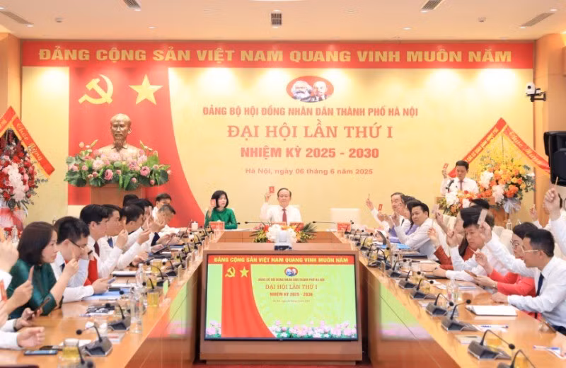 Các đại biểu biểu quyết thông qua Nghị quyết Đại hội Đảng bộ Hội đồng nhân dân thành phố Hà Nội lần thứ I, nhiệm kỳ 2025-2030.
