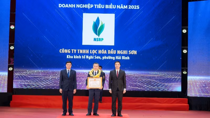 Ông Lê Nguyễn Quốc Vinh, Giám đốc nhà máy, đại diện cho tập thể NSRP nhận Bằng khen “Doanh nghiệp tiêu biểu tỉnh Thanh Hóa năm 2025”.