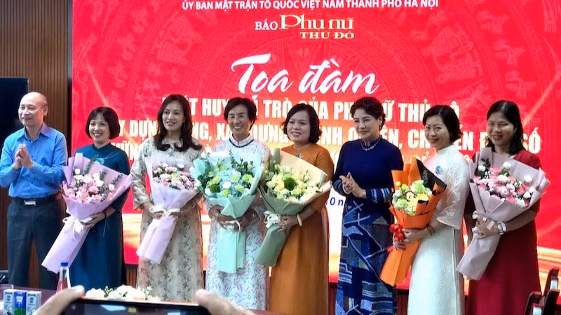 Tổng Biên tập Báo Phụ nữ Thủ đô Lê Quỳnh Trang và Phó Chủ tịch Thường trực Hội Nhà báo thành phố Hà Nội Kiều Thanh Hùng tặng hoa các khách mời tham gia tọa đàm.