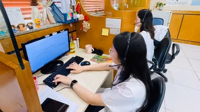 Nhân viên Tổng đài tư vấn hỗ trợ cai nghiện thuốc lá (Bệnh viện Bạch Mai) tư vấn cai thuốc cho người hút.