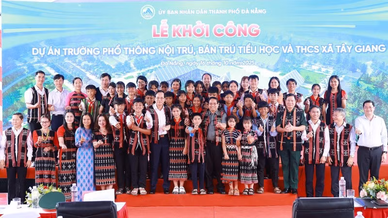 Thủ tướng Chính phủ Phạm Minh Chính tham dự Lễ khởi công Dự án Trường phổ thông nội trú, bán trú liên cấp tại Tây Giang.