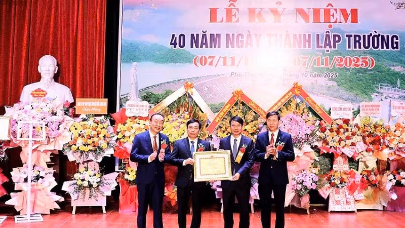 Lãnh đạo Ủy ban nhân dân tỉnh Phú Thọ tặng bằng khen cho Trường cao đẳng nghề sông Đà tại buổi lễ.