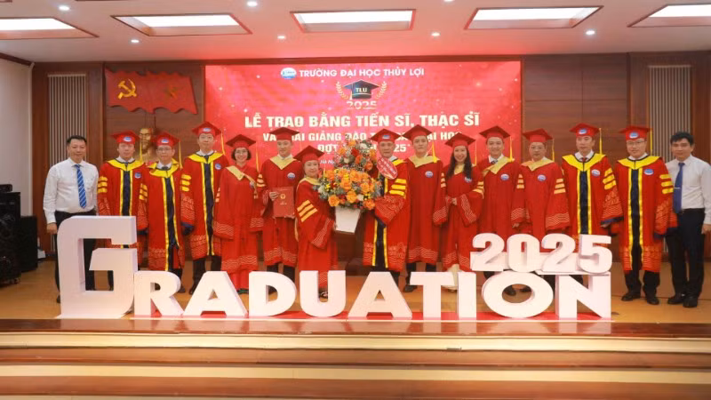 Trường đại học Thủy lợi đã vinh danh và trao bằng tốt nghiệp dành cho 8 tân tiến sĩ và 90 tân thạc sĩ.