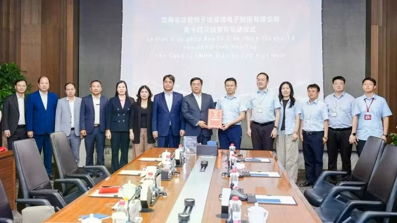 Chủ tịch Ủy ban nhân dân tỉnh Trần Duy Đông trao giấy chứng nhận đầu tư cho Công ty BYD.
