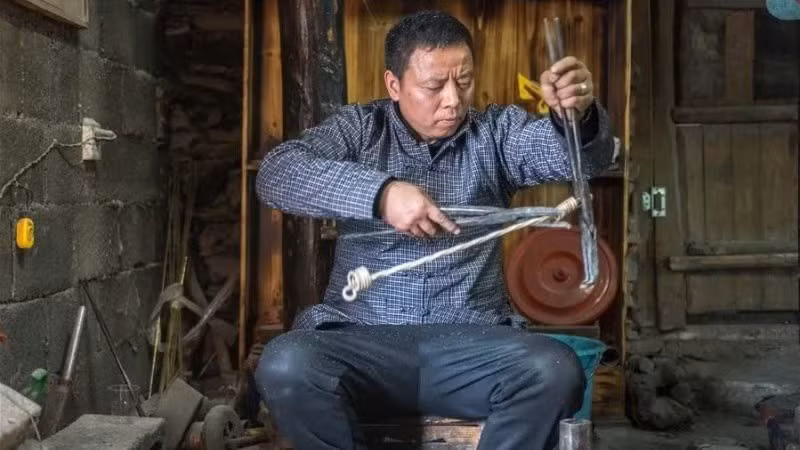 Nghệ nhân chế tác bạc tại tỉnh Hồ Nam, Trung Quốc. (Ảnh: Tân Hoa xã)