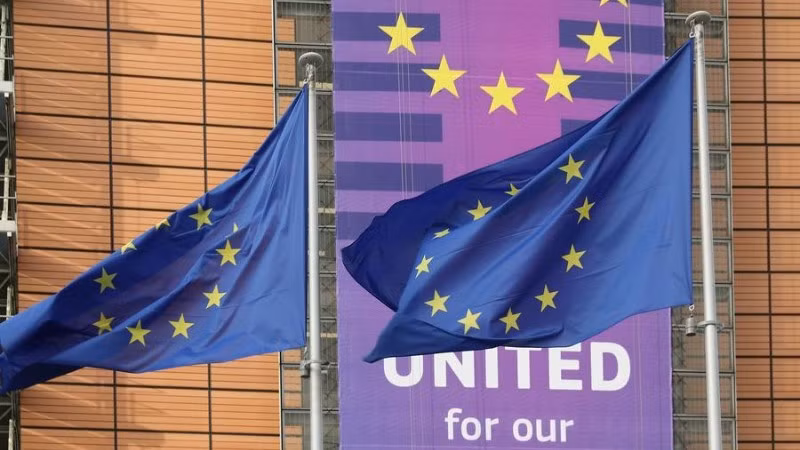 Cờ Liên minh châu Âu tung bay bên ngoài tòa nhà Berlaymont, trụ sở của Ủy ban châu Âu, tại Brussels, Bỉ, ngày 29/1/2025. (Ảnh: Xinhua)