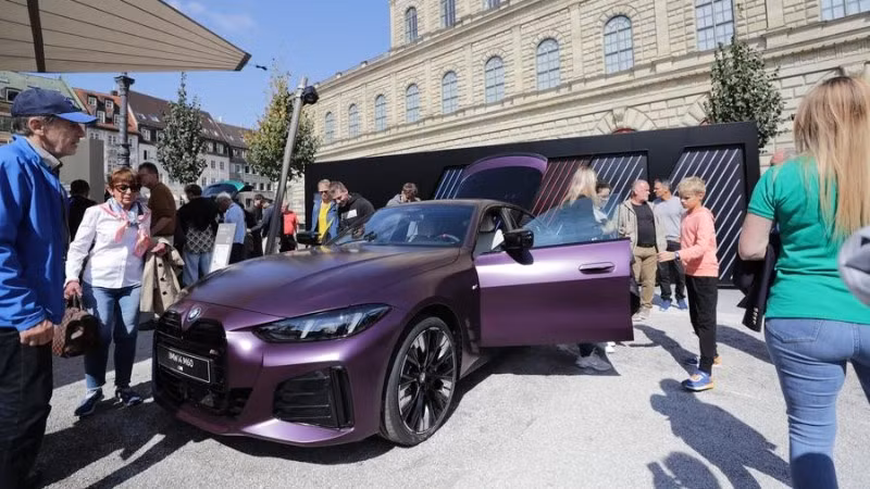 Người dân tham quan khu vực triển lãm của BMW tại không gian mở của Triển lãm IAA Mobility 2025 ở Munich, Đức, ngày 11/9/2025. (Ảnh: Xinhua) 