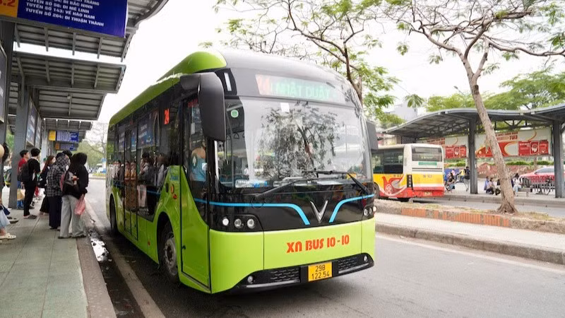 Xe buýt điện của Tổng công ty Vận tải Hà Nội phục vụ miễn phí hành khách trong kỳ nghỉ lễ 30/4, 1/5.