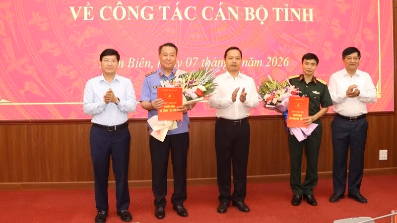 Đồng chí Trần Tiến Dũng, Bí thư Tỉnh ủy Điện Biên cùng các đồng chí lãnh đạo Tỉnh ủy trao quyết định của Ban Bí thư và tặng hoa chúc mừng hai đồng chí được Ban Bí thư chỉ định tham gia Ban Chấp hành Đảng bộ tỉnh Điện Biên, nhiệm kỳ 2025-2030.