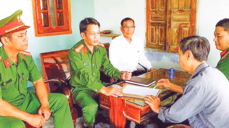 Công an xã Thuận Bắc (Khánh Hòa) gặp gỡ, tuyên truyền cho người dân ký cam kết tham gia phòng, chống ma túy.